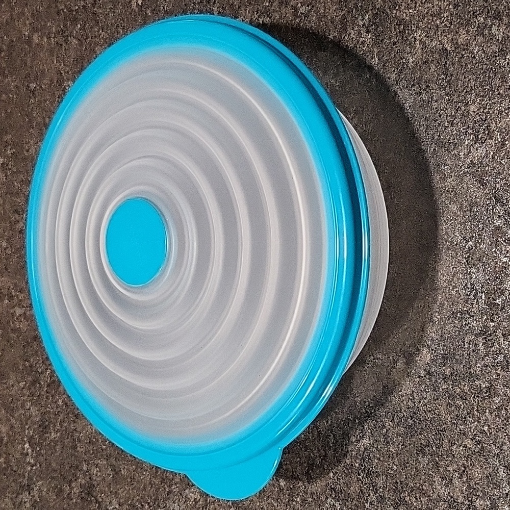 Tupperware 4- cup Stuffable Container - Picture 2 of 5